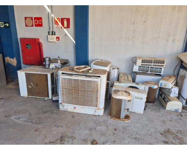 Foto de LOTE CONTENDO SUCATAS DE INFORMÁTICA, ELETRÔNICOS (COMPUTADORES, MONITORES, IMPRESSORAS, ELETRÔNICOS), ELETRODOMESTICOS (GELADEIRA, VENTILADORES, EXAUSTOR, BEBEDOUROS, FOGÕES, TV), DENTRE OUTROS, NO ESTADO EM QUE SE ENCONTRAM. 