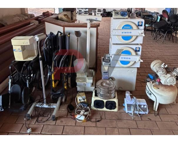 Foto de LOTE CONTENDO SUCATA DE EQUIPAMENTOS HOSPITALARES E ODONTOLÓGICOS, NO ESTADO EM QUE SE ENCONTRA.