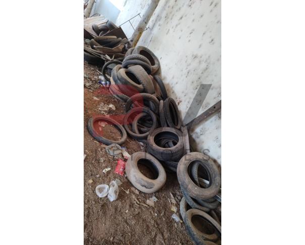 Foto de LOTE DE SUCATAS DIVERSAS ( PNEUS, MATERIAL DE INFORMATICA, MATERIAL HOSPITALAR, CADEIRAS, ETC), NO ESTADO EM QUE SE ENCONTRA.