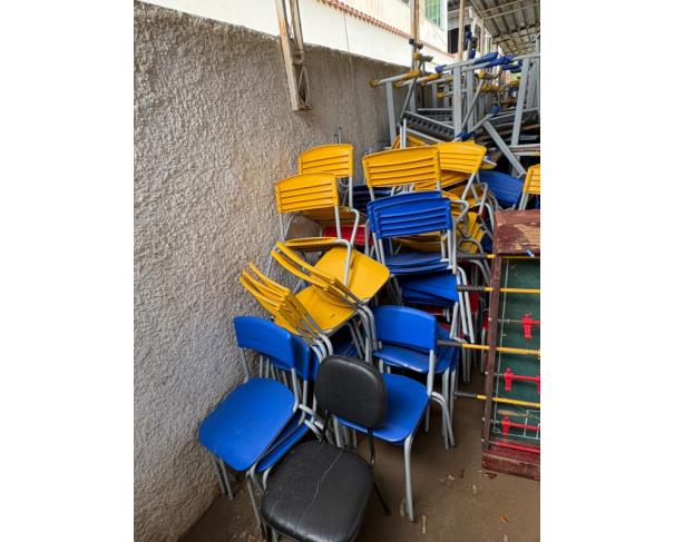 Foto de LOTE CONTENDO MESAS E CADEIRAS ESCOLARES.