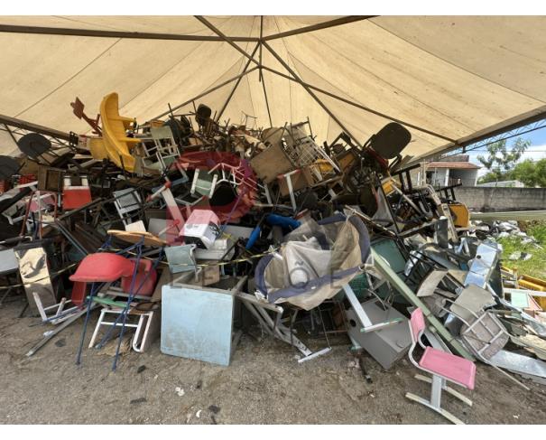 Foto de LOTE CONTENDO SUCATA DE CADEIRAS E MESAS, NO ESTADO EM QUE SE ENCONTRA