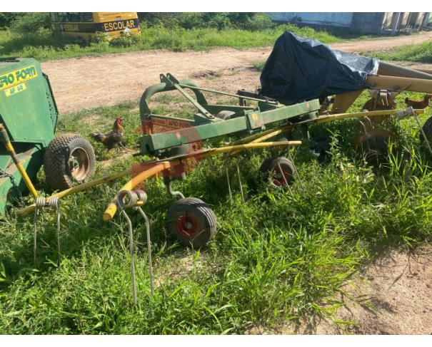 Foto de ANCINHO ESPARRAMADOR PARA FORRAGEM AF320 e ENFARDADEIRA DE CÂMARA FIXA AGRO FORN AF60, NO ESTADO EM QUE SE ENCONTRA.