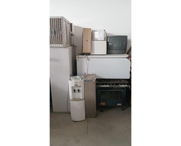Foto de LOTE CONTENDO ELETRODOMÉSTICOS E ELETRÔNICOS, TAIS COMO: IMPRESSORAS, VENTILADORES, TVS, GELADEIRA, MÁQUINA DE LAVAR ROUPA, FREEZER, BEBEDOURO, MICRO-ONDAS, CAIXAS DE SOM, FOGÃO INDUSTRIAL, AR-CONDICIONADO, ENTRE OUTROS, NO ESTADO EM QUE SE ENCONTRA.