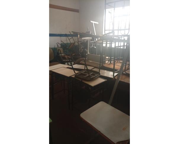Foto de LOTE CONTENDO SUCATA DE ITENS DIVERSOS, TAIS COMO MATERIAIS DE INFORMÁTICA, CARTEIRAS ESCOLARES, ELETRODOMÉSTICOS, ENTRE OUTROS, NO ESTADO EM QUE SE ENCONTRA.