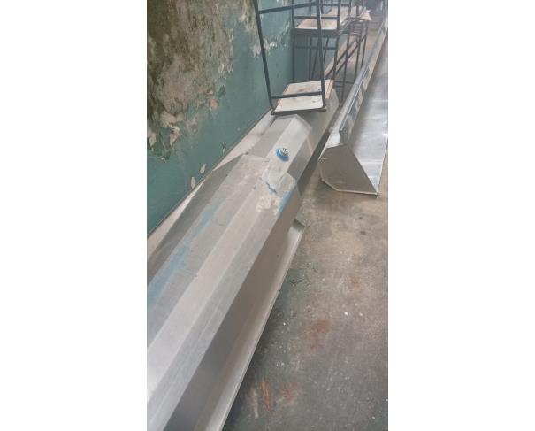 Foto de LOTE CONTENDO SUCATA DE ITENS DIVERSOS, TAIS COMO MATERIAIS DE INFORMÁTICA, CARTEIRAS ESCOLARES, ELETRODOMÉSTICOS, ENTRE OUTROS, NO ESTADO EM QUE SE ENCONTRA.