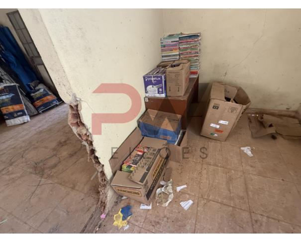 Foto de LOTE CONTENDO SUCATA DE  DIVERSOS BENS, TAIS COMO: MADEIRAS, ARMÁRIOS, COLCHONETES, CADEIRAS, MESAS ESCOLARES, EXTINTORES, VENTILADORES, CADEIRAS DE RODAS, MACAS, BALANÇAS, ENTRE OUTROS, NO ESTADO EM QUE SE ENCONTRAM.