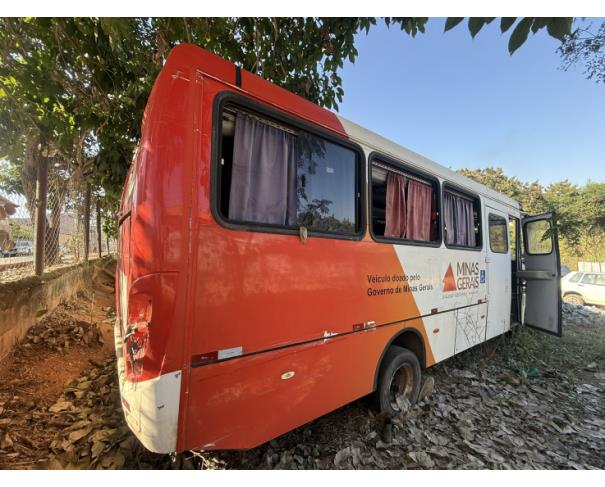 Foto de ONIBUS, M.BENZ/MASCA GRANMICRO O, BRANCA, 2018/2019, DIESEL, CHASSI: 9BM979277KB089816, RENAVAM: 01200042775, NO ESTADO EM QUE SE ENCONTRA. OBS: IMPEDIMENTO ADM.DANO MEDIA MONTA