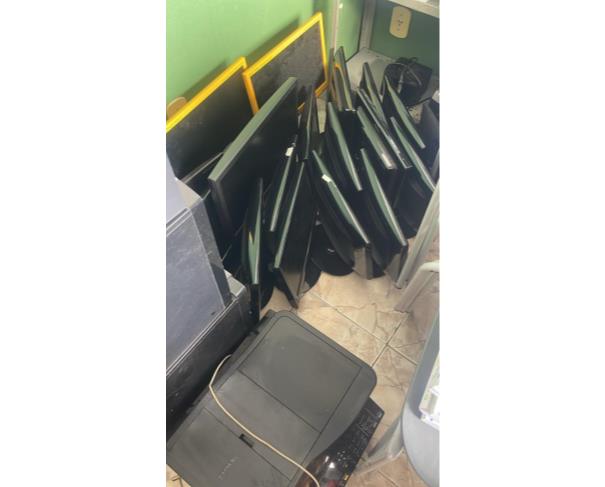 Foto de LOTE CONTENDO ELETRÔNICOS, TAIS COMO: NOTEBOOK, TELEVISÃO, IMPRESSORA, TECLADOS, ENTRE OUTROS.