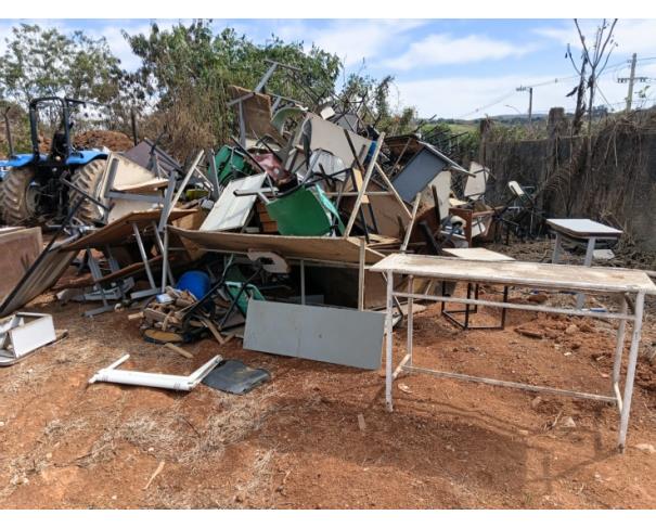 Foto de LOTE CONTENDO MESAS E CADEIRAS DE ESCRITÓRIO, NO ESTADO EM QUE SE ENCONTRAM. 