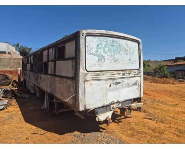 Foto de SUCATA DE ÔNIBUS OF 1315, ANTIGA PLACA: KSO-7805, NO ESTADO EM QUE SE ENCONTRA.