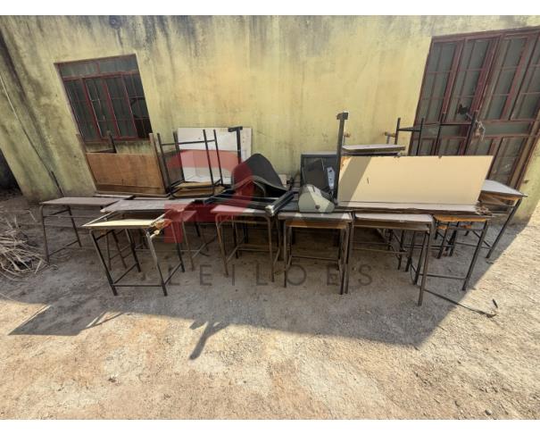 Foto de LOTE CONTENDO SUCATA DE  DIVERSOS BENS, TAIS COMO: MADEIRAS, ARMÁRIOS, COLCHONETES, CADEIRAS, MESAS ESCOLARES, EXTINTORES, VENTILADORES, CADEIRAS DE RODAS, MACAS, BALANÇAS, ENTRE OUTROS, NO ESTADO EM QUE SE ENCONTRAM.