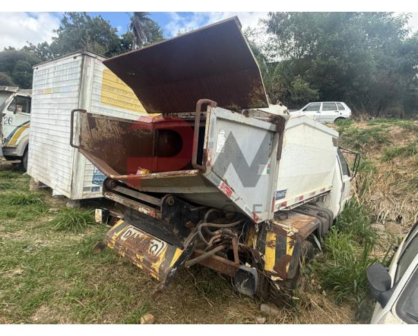 Foto de CARGA / CAMINHAO FORD/F 4000 4X4 P, 2014/2015, DIESEL, BRANCA, CHASSI: 9BFLF49P3FB003366, RENAVAM: 01045013029, NO ESTADO EM QUE SE ENCONTRA. VEÍCULO ESTÁ SEM MOTOR.O MOTOR ESTÁ DESMONTADO E FORA DO VEÍCULO.