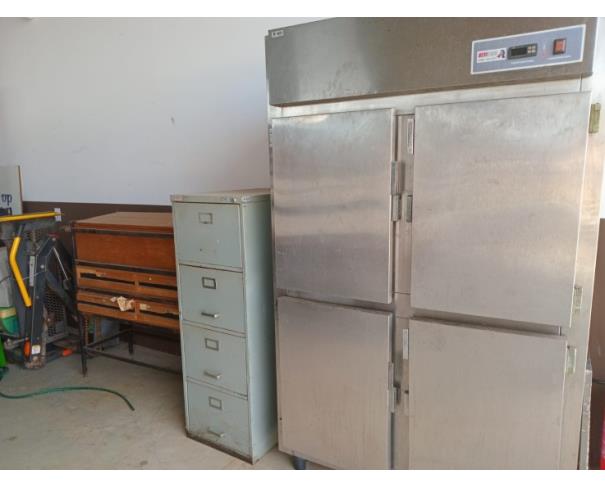 Foto de LOTE CONTENDO EQUIPAMENTO INDUSTRIAL E MOBILIÁRIOS, TAIS COMO: CADEIRAS ESCOLARES, ARMÁRIO DE AÇO, FREEZER, FREEZER INDUSTRIAL VERTICAL EM INOX, ENTRE OUTROS, NO ESTADO EM QUE SE ENCONTRA.