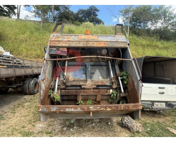 Foto de CARGA / CAMINHAO VW/8.150, 2000/2000, DIESEL, CHASSI: 9BWV2VD23YRY05528, RENAVAM: 00736861688, NO ESTADO EM QUE SE ENCONTRA. MOTOR AVARIADO. ESTA SEM UMA RODA DIANTEIRA.