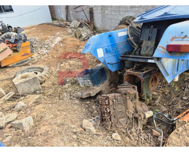 Foto de LOTE CONTENDO  TRATOR NEW HOLLAND DESMONTADO, NO ESTADO EM QUE SE ENCONTRA.