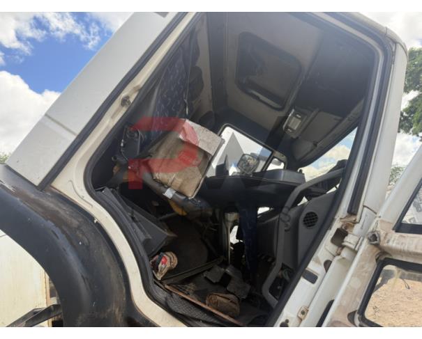 Foto de ESPECIAL / CAMINHAO IVECO/TECTOR 170E22, 2014/2014, DIESEL, BRANCA, CHASSI: 93ZA1RGH0E8926712, RENAVAM: 01015470855, NO ESTADO EM QUE SE ENCONTRA. MOTOR AVARIADO.CHASSI COM IMPLEMENTO CARROCERIA DE MADEIRA. 