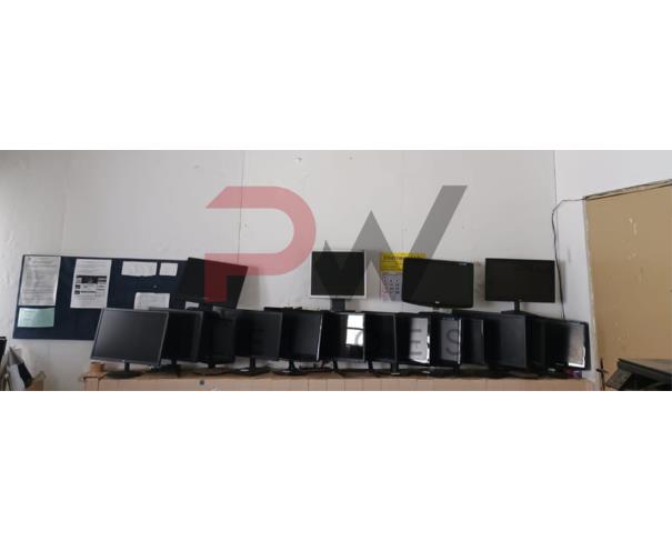 Foto de LOTE CONTENDO DIVERSOS EQUIPAMENTOS ELETRÔNICOS, TAIS COMO TELEVISORES, IMPRESSORAS, MONITORES DE VÍDEO, GABINETES DE COMPUTADORES, NOTEBOOKS, LAPTOPS, NOBREAKS, ESTABILIZADORES DE ENERGIA, TONERS E REFIS DE IMPRESSORAS, NO ESTADO EM QUE SE ENCONTRAM.