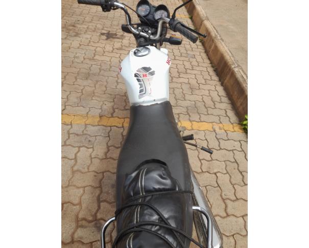Foto de MOTOCICLETA HONDA/CG 150 JOB, GASOLINA, BRANCA, 2004/2005, NO ESTADO EM QUE SE ENCONTRA.