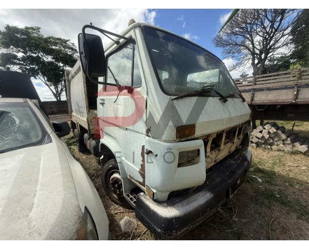 Foto de CARGA / CAMINHAO VW/8.150, 2000/2000, DIESEL, CHASSI: 9BWV2VD23YRY05528, RENAVAM: 00736861688, NO ESTADO EM QUE SE ENCONTRA. MOTOR AVARIADO. ESTA SEM UMA RODA DIANTEIRA.