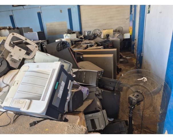 Foto de LOTE CONTENDO SUCATAS DE INFORMÁTICA, ELETRÔNICOS (COMPUTADORES, MONITORES, IMPRESSORAS, ELETRÔNICOS), ELETRODOMESTICOS (GELADEIRA, VENTILADORES, EXAUSTOR, BEBEDOUROS, FOGÕES, TV), DENTRE OUTROS, NO ESTADO EM QUE SE ENCONTRAM. 