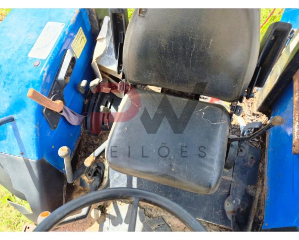 Foto de LOTE CONTENDO TRATOR NEW HOLLAND TT4030, AZUL, ANO: 2011, Nº DE SÉRIE: ZBCBB5539, NO ESTADO EM QUE SE ENCONTRA.