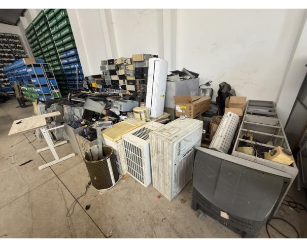 Foto de LOTE CONTENDO SUCATA DE MATERIAIS DE INFORMÁTICA, NO ESTADO EM QUE SE ENCONTRAM.