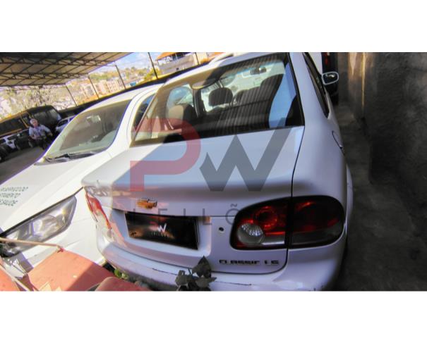 Foto de I/CHEVROLET CLASSIC LS, ALCOOL/GASOLINA, BRANCA, 2014/2015, CHASSI: 8AGSU19F0FR105635, RENAVAM: 1015215422, NO ESTADO EM QUE SE ENCONTRA.