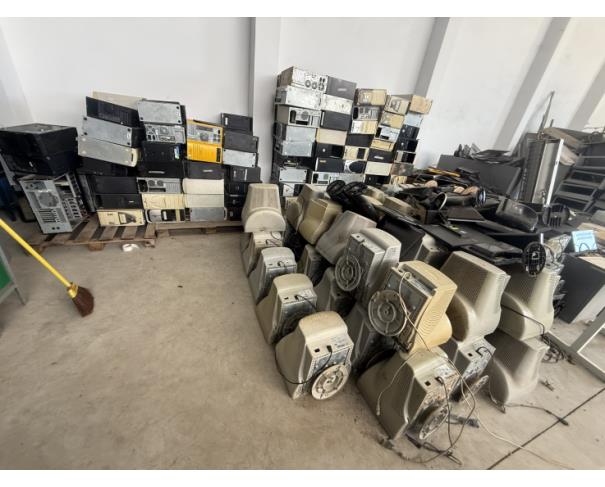 Foto de LOTE CONTENDO SUCATA DE MATERIAIS DE INFORMÁTICA, NO ESTADO EM QUE SE ENCONTRAM.