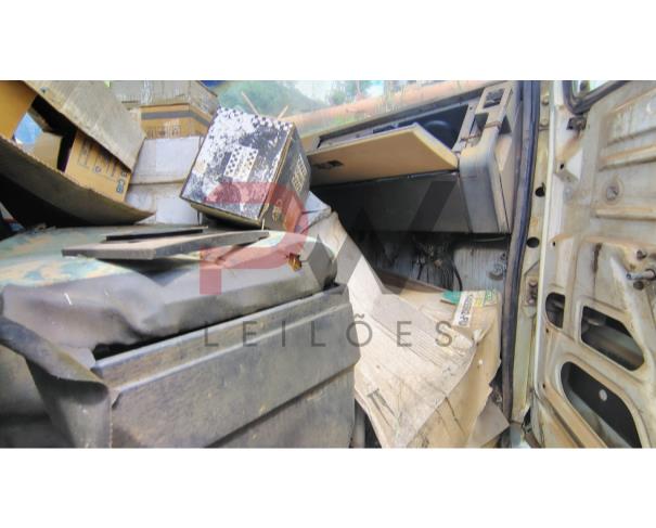 Foto de  CAMINHAO M.BENZ/1714, 1994/1994, DIESEL, BRANCA, CHASSI: 9BM682123RB014080, RENAVAM: 00625908155, NO ESTADO EM QUE SE ENCONTRA. ESTÁ COM IMPLEMENTO BROOK MONTADO NO CHASSIS.