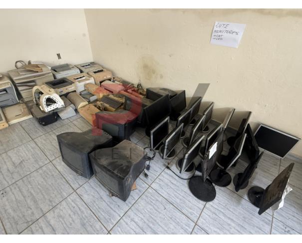 Foto de LOTE CONTENDO SUCATA DE DIVERSOS BENS, TAIS COMO: INFORMÁTICA, FREEZER VERTICAL, BEBEDOURO, AR-CONDICIONADO, ENTRE OUTROS, NO ESTADO EM QUE SE ENCONTRAM.
