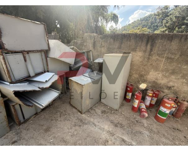 Foto de LOTE CONTENDO SUCATA DE  DIVERSOS BENS, TAIS COMO: MADEIRAS, ARMÁRIOS, COLCHONETES, CADEIRAS, MESAS ESCOLARES, EXTINTORES, VENTILADORES, CADEIRAS DE RODAS, MACAS, BALANÇAS, ENTRE OUTROS, NO ESTADO EM QUE SE ENCONTRAM.