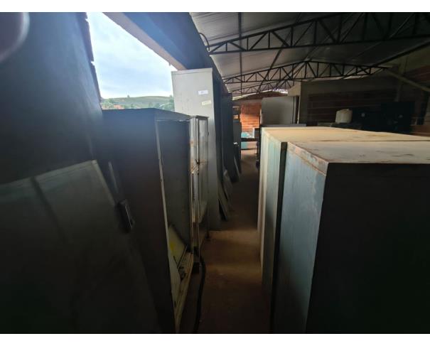 Foto de LOTE CONTENDO SUCATA DE DIVERSOS MATERIAIS TAIS COMO: MESAS, CADEIRAS ESCOLARES, CADEIRAS DE PLÁSTICO, CADEIRAS DE ESCRITÓRIO, ANTENA, MACAS, DIVISÓRIAS DE MADEIRA, PORTAS, ARMÁRIOS DE AÇO, LUMINÁRIAS, FOGÃO INDUSTRIAL, FREEZER VERTICAL, FREEZER HORIZONT