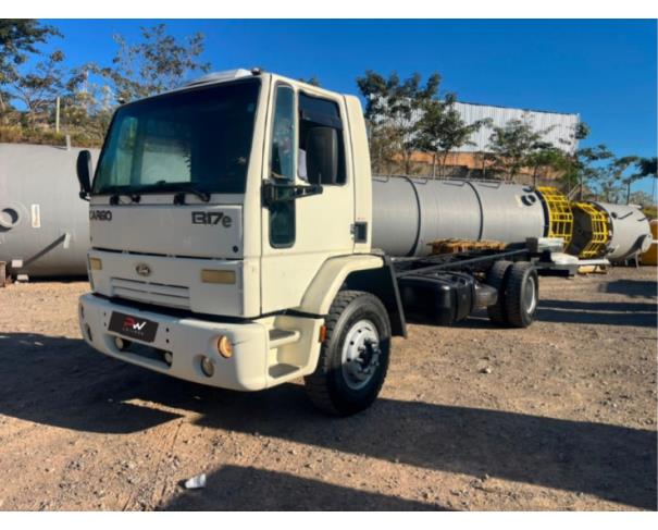 Foto de CAMINHAO FORD/CARGO 1317 E, DIESEL, BRANCA, 2008/2009, NO ESTADO EM QUE SE ENCONTRA.