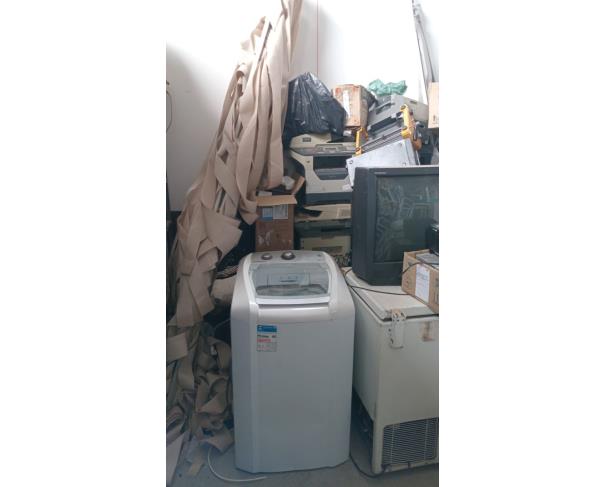 Foto de LOTE CONTENDO ELETRODOMÉSTICOS E ELETRÔNICOS, TAIS COMO: IMPRESSORAS, VENTILADORES, TVS, GELADEIRA, MÁQUINA DE LAVAR ROUPA, FREEZER, BEBEDOURO, MICRO-ONDAS, CAIXAS DE SOM, FOGÃO INDUSTRIAL, AR-CONDICIONADO, ENTRE OUTROS, NO ESTADO EM QUE SE ENCONTRA.