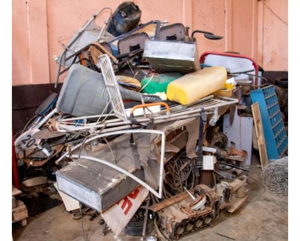 Foto de LOTE DE SUCATAS DIVERSAS, ARMÁRIOS, MATERIAIS INFORMÁTICA, ELETRONICOS, ETC, NO ESTADO EM QUE SE ENCONTRA