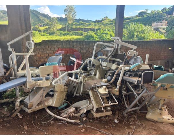 Foto de LOTE CONTENDO SUCATA DE FERRO, MATERIAL ODONTOLOGICO E INFORMATICA, NO ESTADO EM QUE SE ENCONTRA.