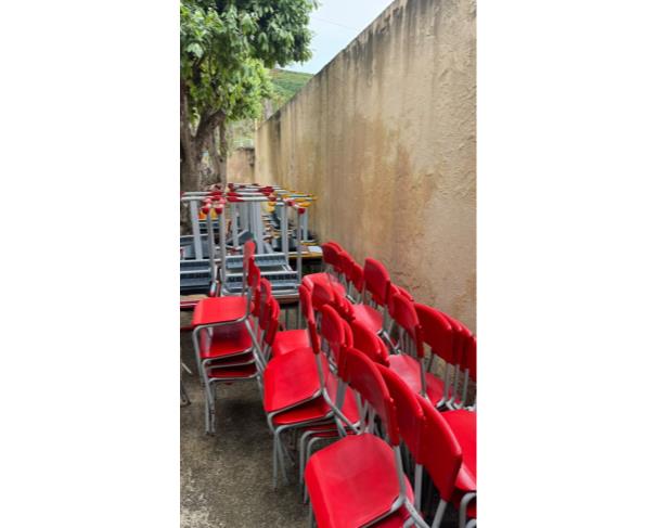 Foto de LOTE CONTENDO MESAS E CADEIRAS ESCOLARES, NO ESTADO EM QUE SE ENCONTRAM.