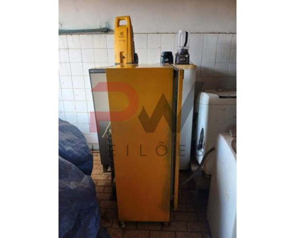 Foto de LOTE COM GELADEIRAS, MÁQUINA DE LAVAR, LIQUIDIFICADOR, FOGÃO, FOGÃO INDUSTRIAL, BEBEDOUROS, CAMA, ENTRE OUTROS, NO ESTADO EM QUE SE ENCONTRA.