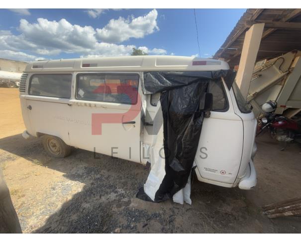 Foto de MICROONIB VW/KOMBI LOTACAO, ALCOOL, BRANCA, 2002/2003, CHASSI: ...06327, NO ESTADO EM QUE SE ENCONTRA.