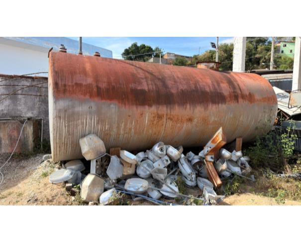 Foto de LOTE CONTENDO 03 TANQUES COM DIMENSÕES DE APROX. 5,10 x 1,90 x 1,80 | 6,10 x 1,80 | 5,45 x 1,90, NO ESTADO EM QUE SE ENCONTRA.