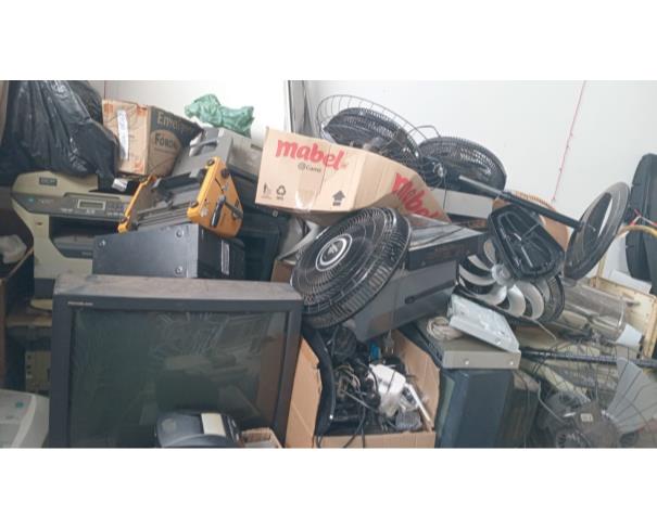 Foto de LOTE CONTENDO ELETRODOMÉSTICOS E ELETRÔNICOS, TAIS COMO: IMPRESSORAS, VENTILADORES, TVS, GELADEIRA, MÁQUINA DE LAVAR ROUPA, FREEZER, BEBEDOURO, MICRO-ONDAS, CAIXAS DE SOM, FOGÃO INDUSTRIAL, AR-CONDICIONADO, ENTRE OUTROS, NO ESTADO EM QUE SE ENCONTRA.