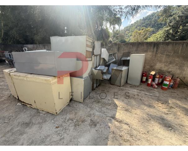 Foto de LOTE CONTENDO SUCATA DE  DIVERSOS BENS, TAIS COMO: MADEIRAS, ARMÁRIOS, COLCHONETES, CADEIRAS, MESAS ESCOLARES, EXTINTORES, VENTILADORES, CADEIRAS DE RODAS, MACAS, BALANÇAS, ENTRE OUTROS, NO ESTADO EM QUE SE ENCONTRAM.