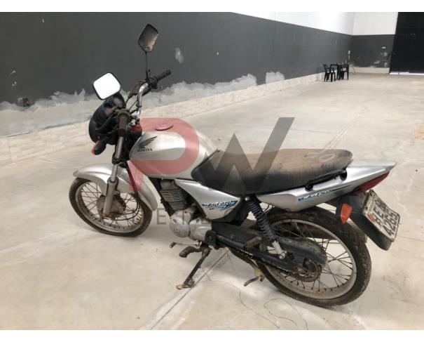 Foto de PASSAGEIRO / HONDA / CG 150 TITAN ES / Placa: HEN4265 / UF: MG / Município: Astolfo Dutra / Ano fabricação: 2007 / Ano modelo: 2007 / Cor: PRATA / Chassi: 9C2KC08507R057444 / Motor: KC08E57057444 /RENAVAM: 00913793779, NO ESTADO EM QUE SE ENCONTRA. 