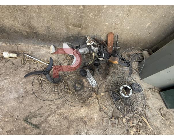 Foto de LOTE CONTENDO SUCATA DE  DIVERSOS BENS, TAIS COMO: MADEIRAS, ARMÁRIOS, COLCHONETES, CADEIRAS, MESAS ESCOLARES, EXTINTORES, VENTILADORES, CADEIRAS DE RODAS, MACAS, BALANÇAS, ENTRE OUTROS, NO ESTADO EM QUE SE ENCONTRAM.