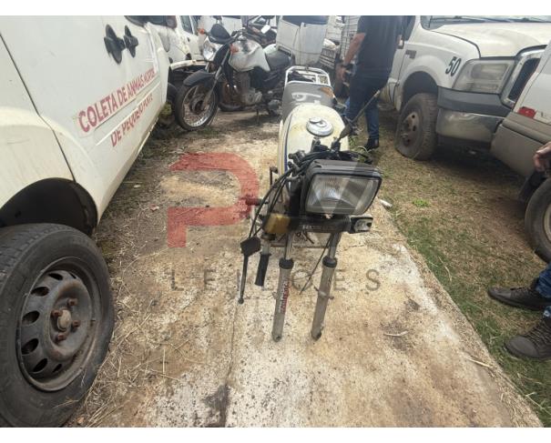 Foto de PASSAGEIRO / MOTOCICLETA HONDA/CG 125 CARGO, 1999/1999, GASOLINA, BRANCA, CHASSI: 9C2JA0100XR002648, RENAVAM: 00720936977, NO ESTADO EM QUE SE ENCONTRA. MOTOR AVARIADO. ESTA SEM O GUIDAO E RODA DIANTEIRA.