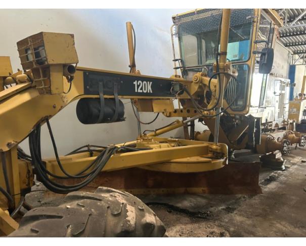 Foto de MOTONIVELADORA CATERPILA 120K, ANO 2014, CHASSI: CAT0120KCJAP05656, NO ESTADO EM QUE SE ENCONTRA.
