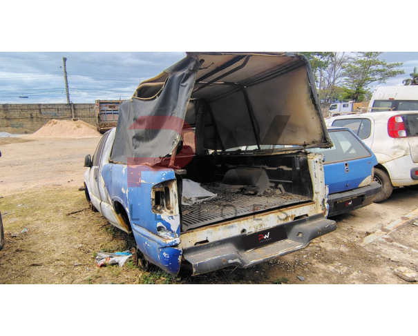 Foto de CARGA / CAMINHONETE GM/S10, 1995/1996, GASOLINA, BRANCA, CHASSI: 9BG124ARTSC901385, RENAVAM: 00640065546, NO ESTADO EM QUE SE ENCONTRA. MOTOR AVARIADO. ESTA SEM AS RODAS E PNEUS.