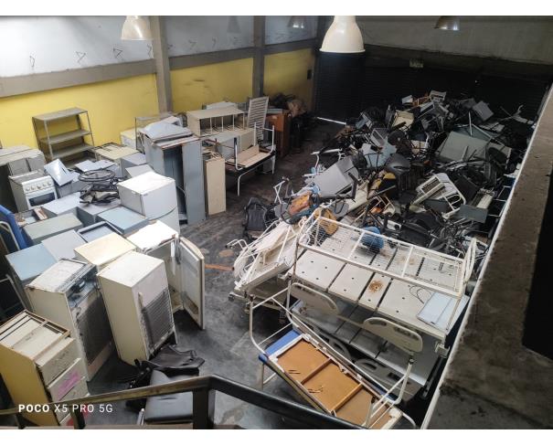 Foto de LOTE COMPOSTO POR SUCATA DE: CAMAS ELÉTRICAS, ELETRODOMÉSTICOS, MOBILIÁRIOS, NO ESTADO EM QUE SE ENCONTRAM.