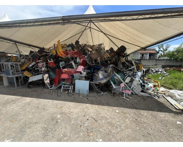 Foto de LOTE CONTENDO SUCATA DE CADEIRAS E MESAS, NO ESTADO EM QUE SE ENCONTRA