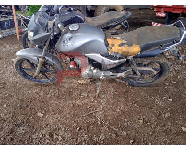 Foto de PASSAGEIRO / HONDA /  CG 150 TITAN ESD /Placa: HGK8356 / UF:MG / Município:Governador Valadares Ano fabricação: 2011 / Ano modelo: 2011 / Cor: PRATA / Chassi: 9C2KC1650BR554972 / Motor: KC16E5B554972 /RENAVAM: 00369140346